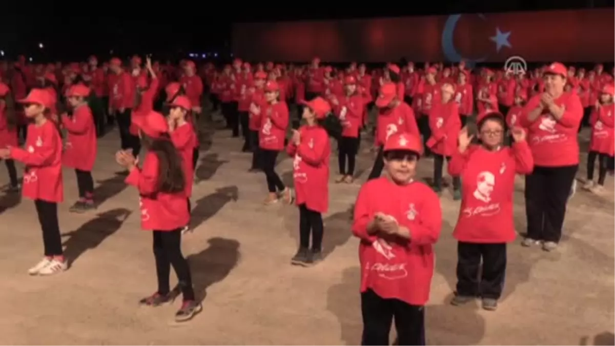 Smyrna Meydanı\'nda Toplanan 2123 Kişi, Zeybek Oynadı