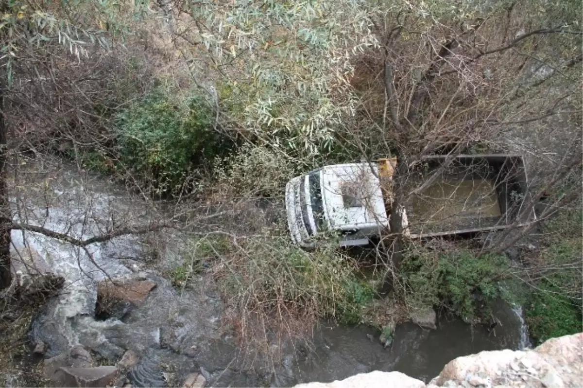 Yozgat\'ta Hafriyat Kamyonu 15 Metre Yükseklikten Dereye Uçtu