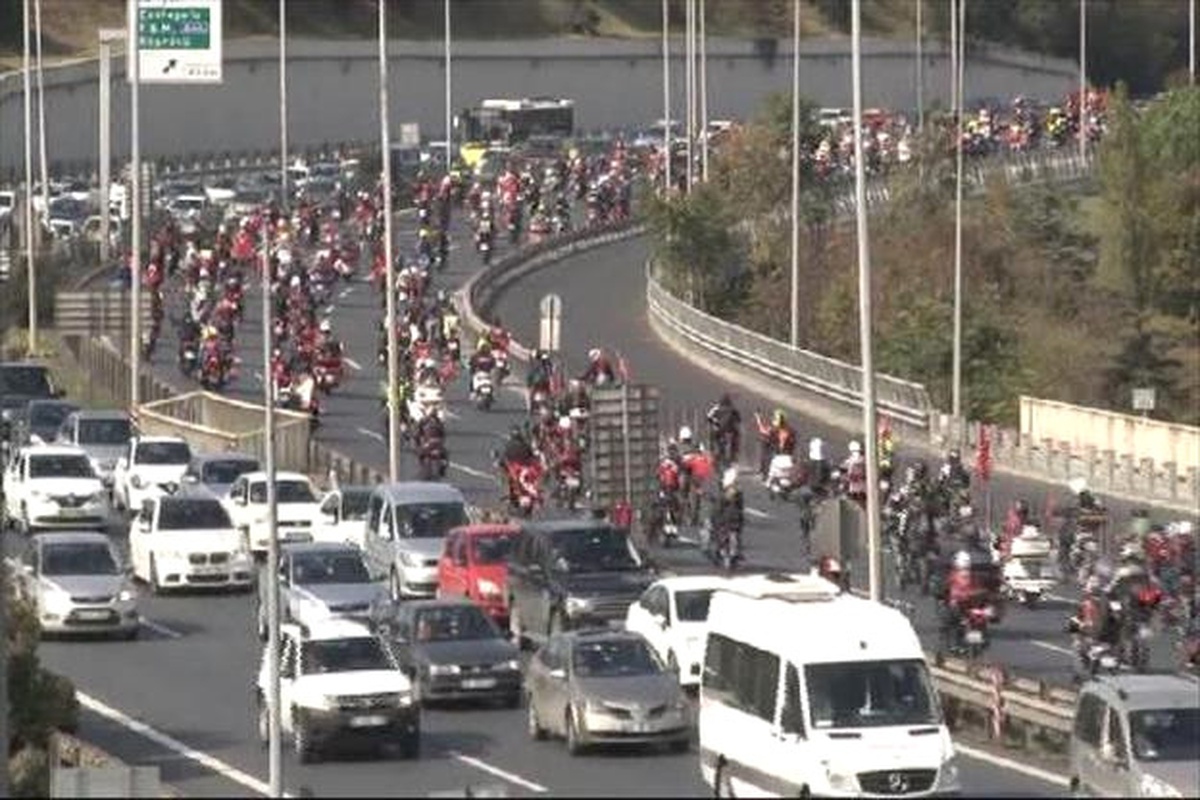 Yüzlerce Motosikletliden Köprüde Cumhuriyet Coşkusu