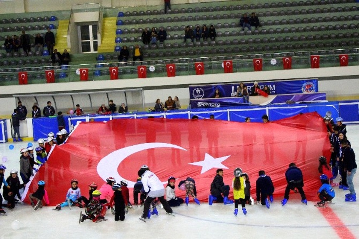 29 Ekim\'i Buzda Türk Bayrağı Açarak Kutladılar