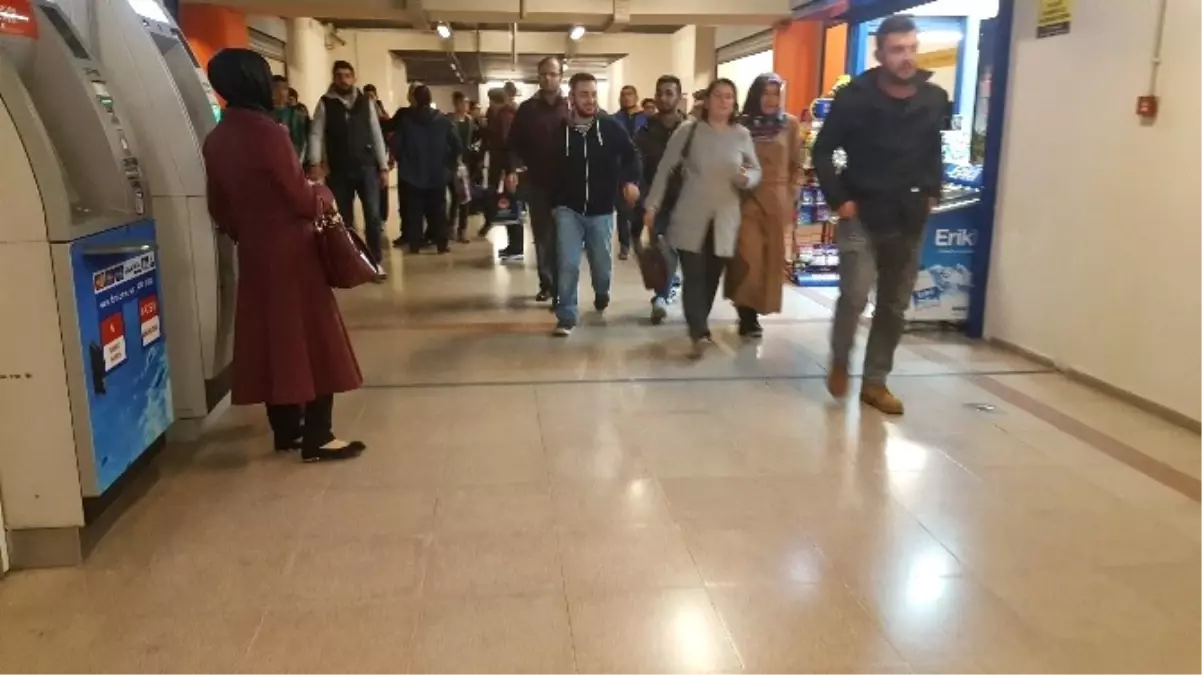 Afişler Metroyu Durdurdu