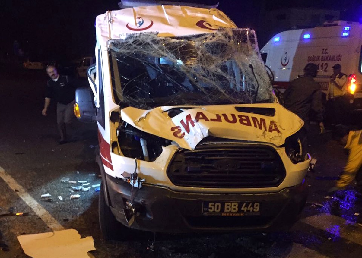 Ambulans ile Otomobil Çarpıştı: 5 Yaralı