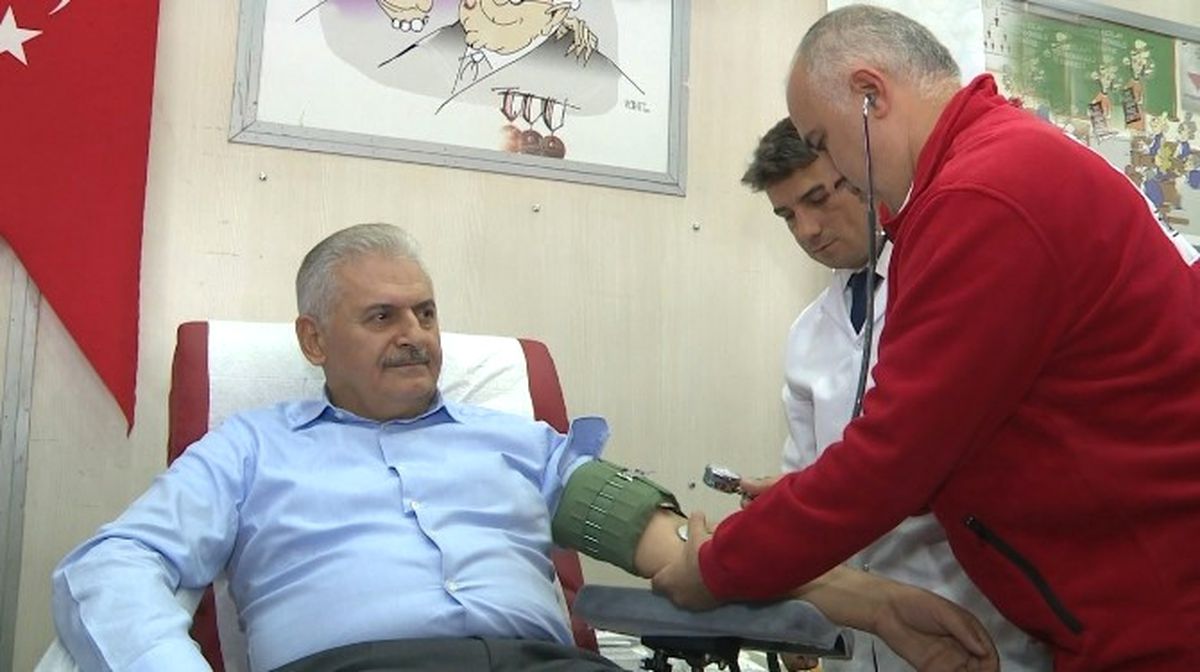 Başbakan Binali Yıldırım, Türk Kızılayı Çadırında Kan Verdi