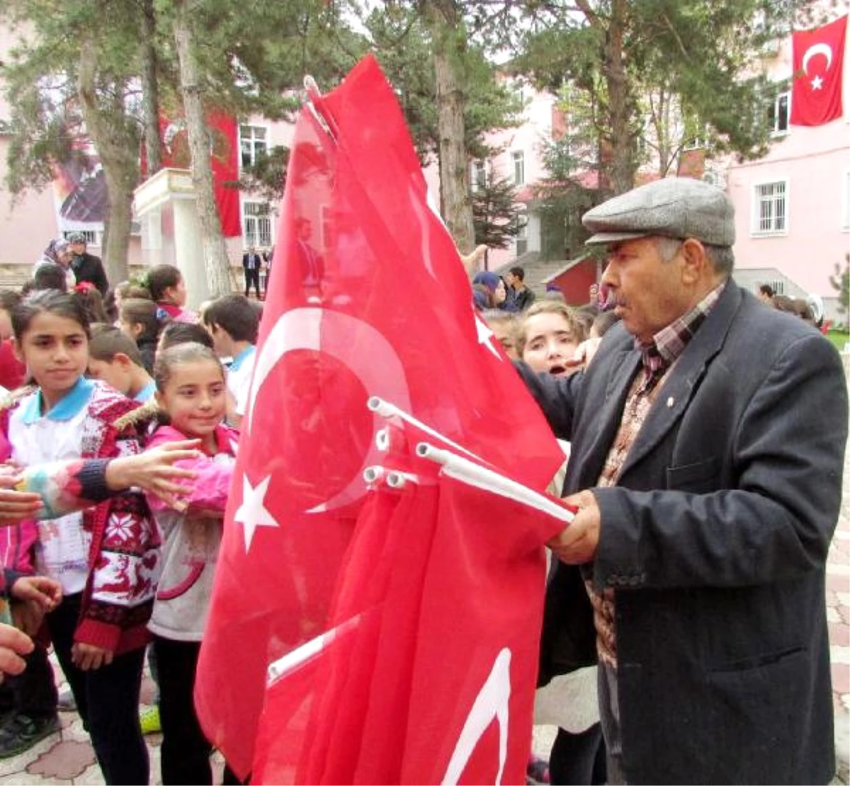 Bu Bayram Çocuklara Bayrak Dağıtamadı