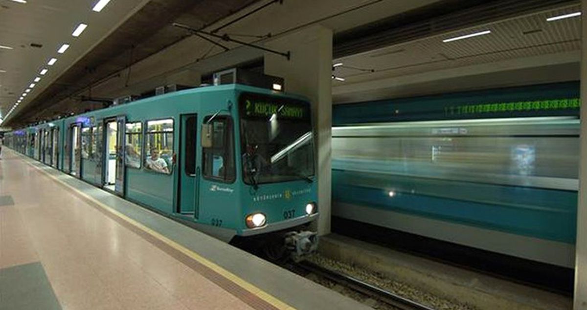 Bursa'nın Metro Hattı Elektrik Tellerine Dolanan Afiş Nedeniyle Durdu