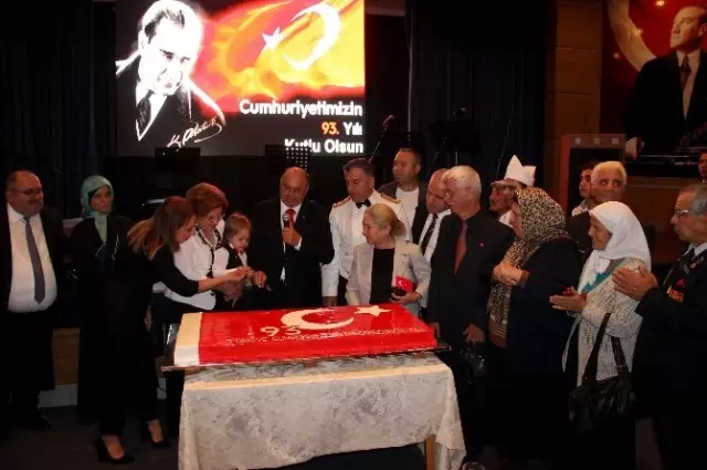 Cumhuriyet Pastasını Şehit Oğlu Kesti Son Dakika