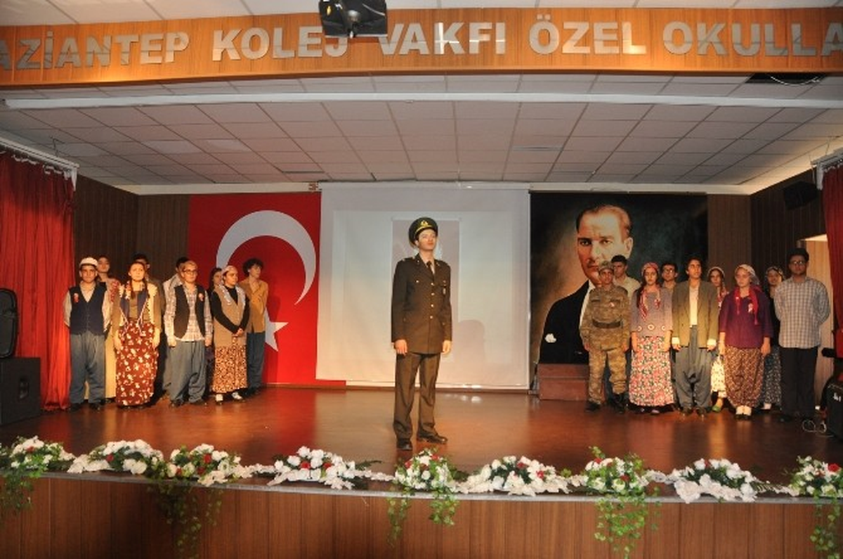 Gkv\'liler Atatürk\'ü ve Cumhuriyet Kadınlarını Canlandırdı