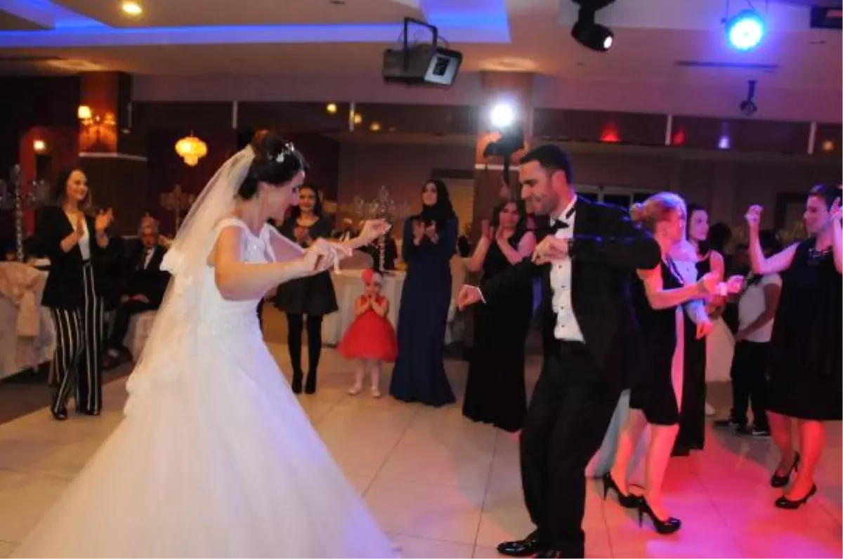 Hakkarili Rıdvan ile Trabzonlu Burcu\'nun Düğününde Önce Horon, Sonra Halay