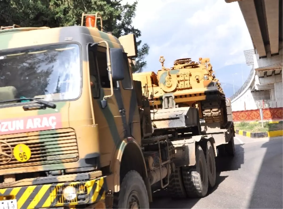 İslahiye\'de Bulunan Tanklar Sınır Bölgesine Sevk Edildi