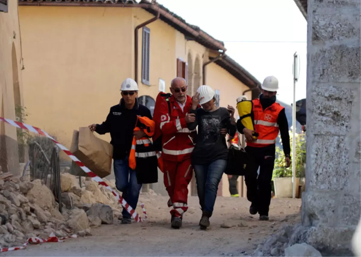 İtalya\'da Vatandaşlar Uyarıyı Dikkate Alıp Sokakta Kaldı, Depremde Ölen Olmadı