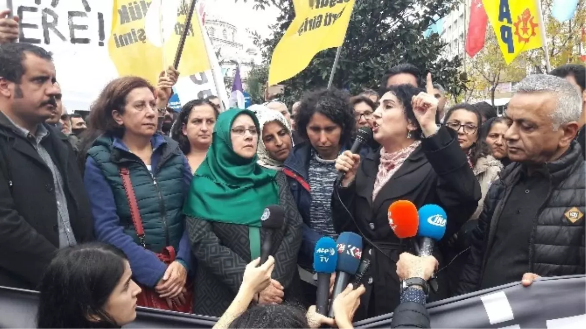 İzinsiz Yürüyüş Yapan HDP\'li Gruba Polis Müdahalesi