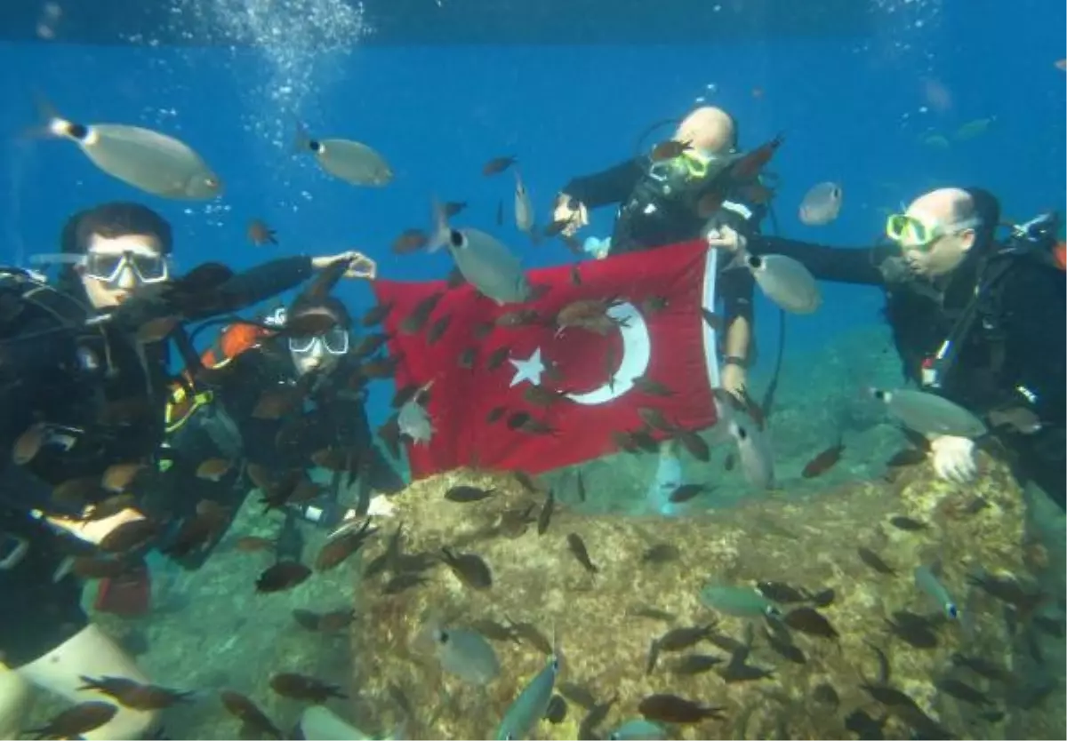 Kaymakam Sualtında Türk Bayrağı Açıp 29 Ekim\'i Kutladı