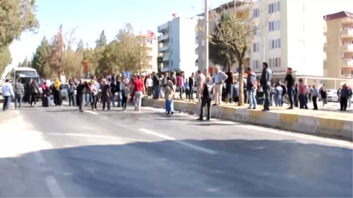 Kazaları Protesto Için Yolu Kapattılar