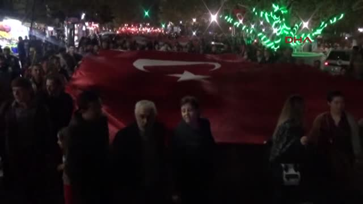 Manisa\'da Cumhuriyet Bayramı 10 Bin Kişilik Fener Alayı Ile Kutlandı