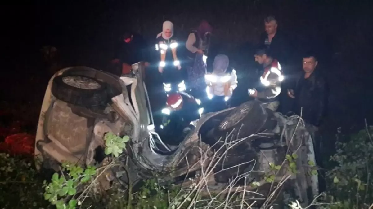 Otomobil Yol Kenarındaki Direğe Çarptı: 2 Ölü