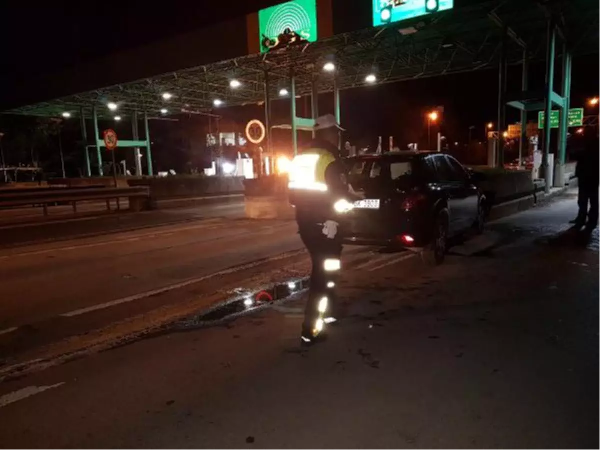 Otomobille Otoyol Gişesi Önündeki Beton Korkuluğu Çarptı