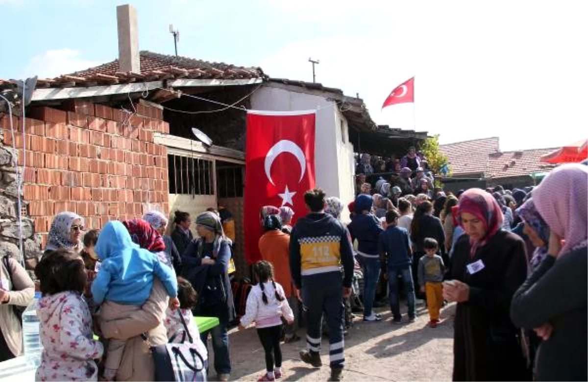 Uşaklı Şehit Onbaşının Evi Taziye Ziyaretine Gelenlerle Doldu (2)