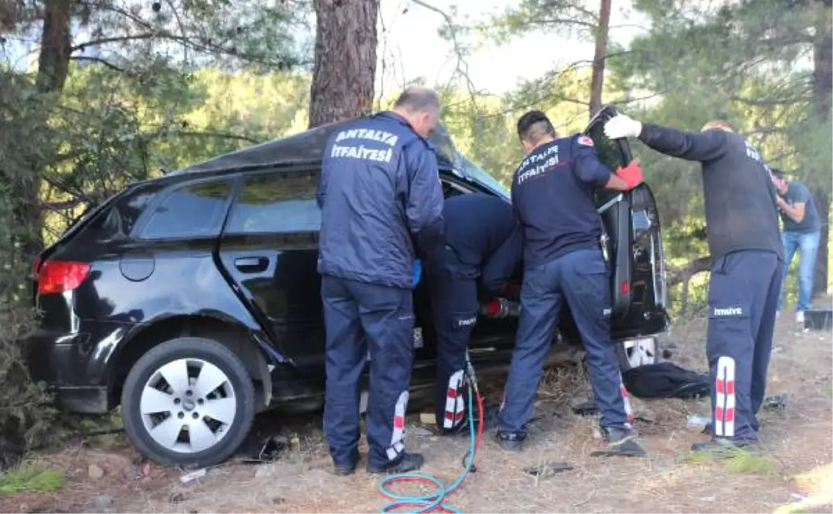 Kontrolden Çıkıp Ağaca Çarptı, Hurda Dönen Araçta Sıkışan Sürücü Öldü