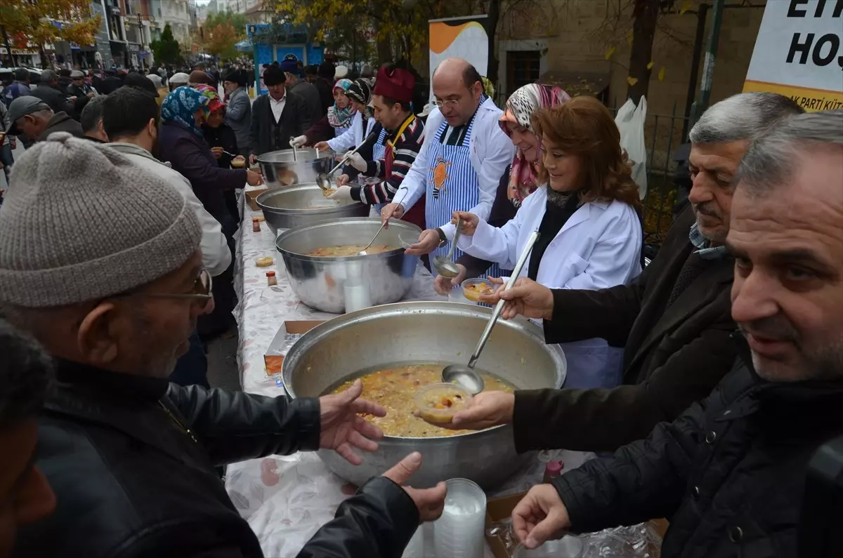 AK Parti Kadın Kolları Aşure Dağıttı