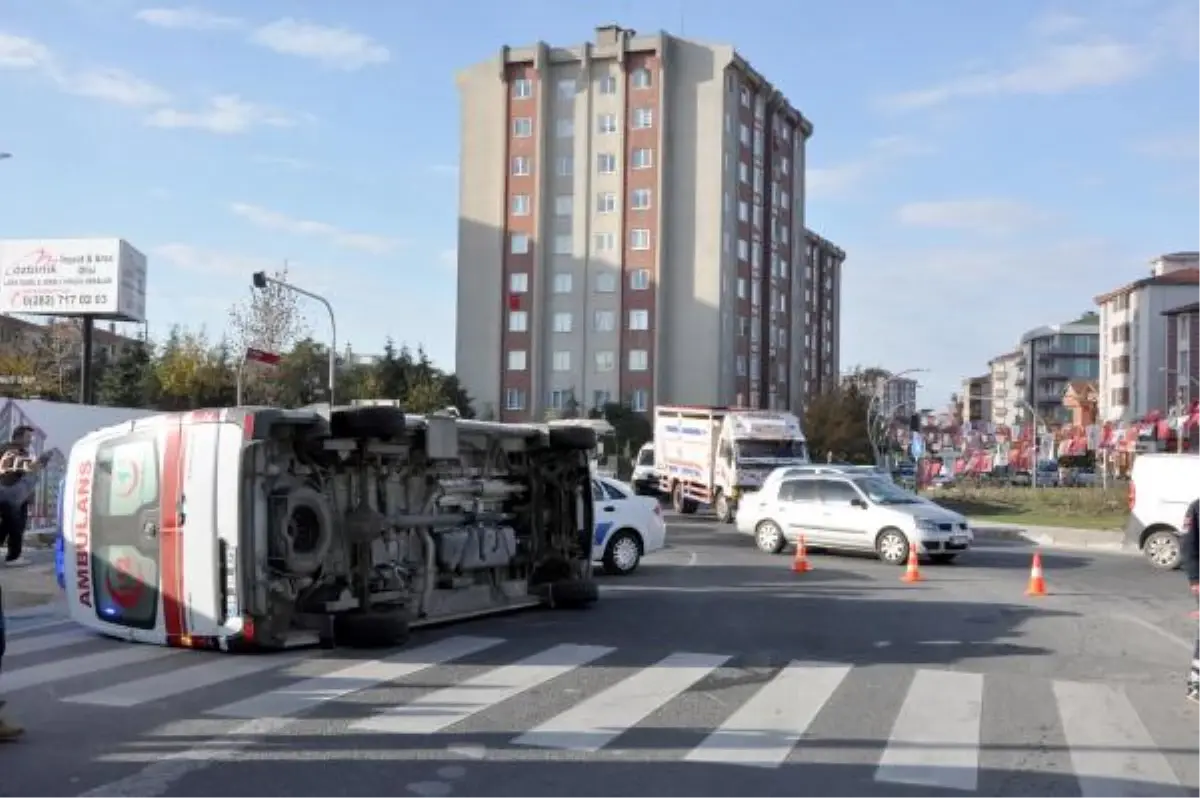 Ambulansla Minibüs Çarpıştı: 6 Yaralı