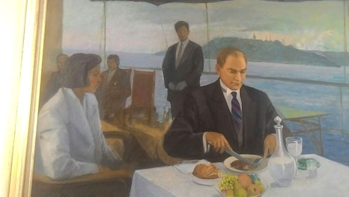 Atatürk'ün Rakılı Tablosu Tekrar Meclise Asıldı