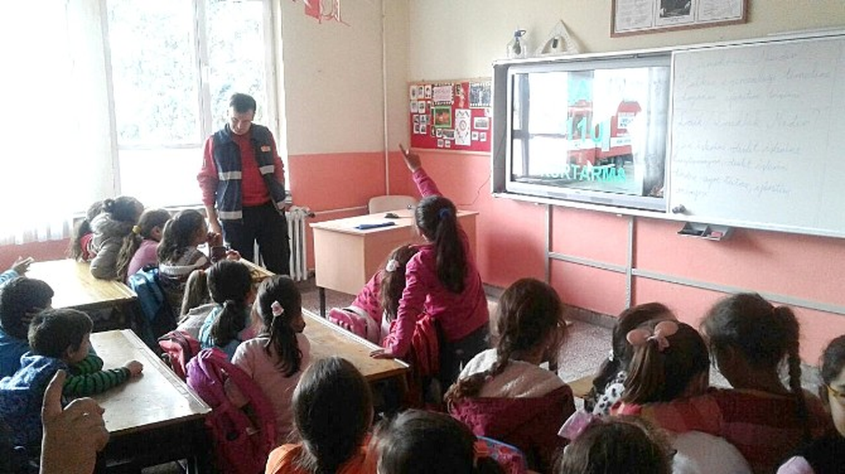 Ayvalık\'ta Öğrencilere Yangın Eğitimi