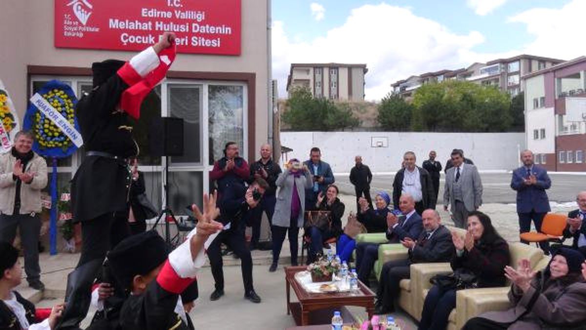 Bağışladığı 200 Bin Euro ile Çocuk Sitesi Yaptırdı, Sevinçten Konuşamadı