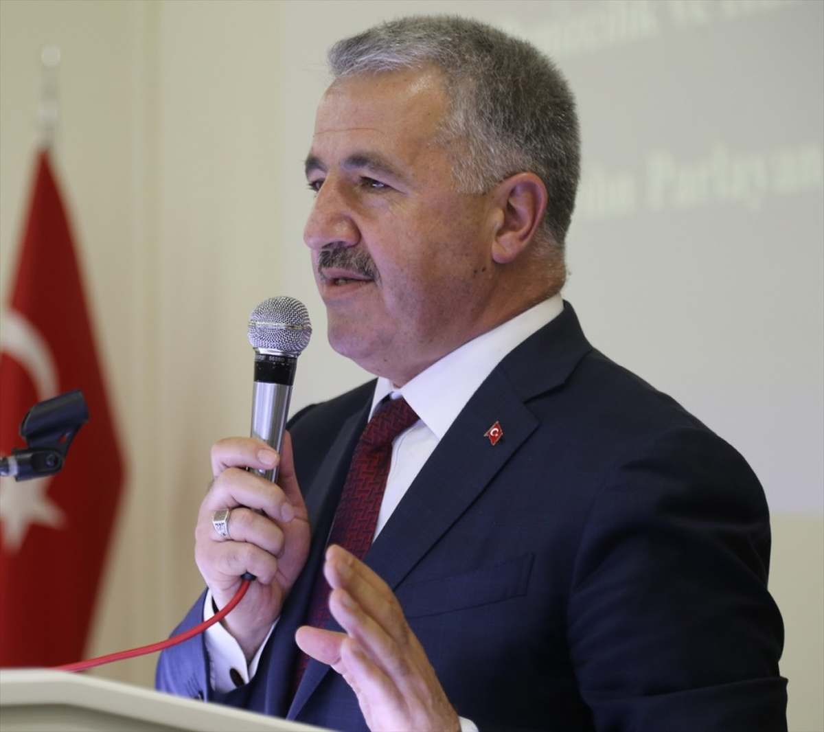 Bakan Arslan'dan FETÖ'ya Gözdağı: Ülkeyi Hainlere Yedirtmeyeceğiz