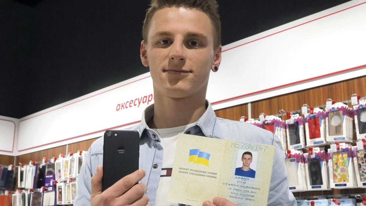 Bedava iPhone 7 İçin Adını 'iPhone Yedi' Yaptı!