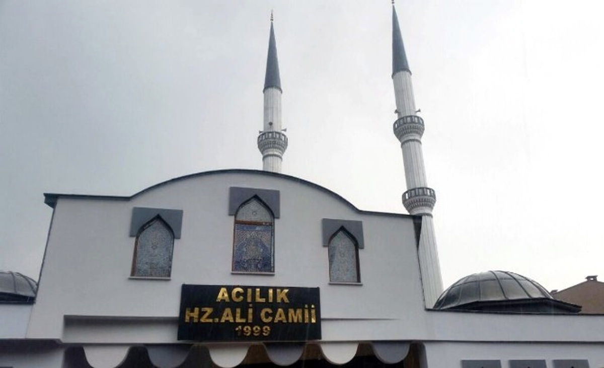 Camide Telefonunu Şarj Etti, \'Helallik\' İsteyen Not ve 1 Lira Bıraktı