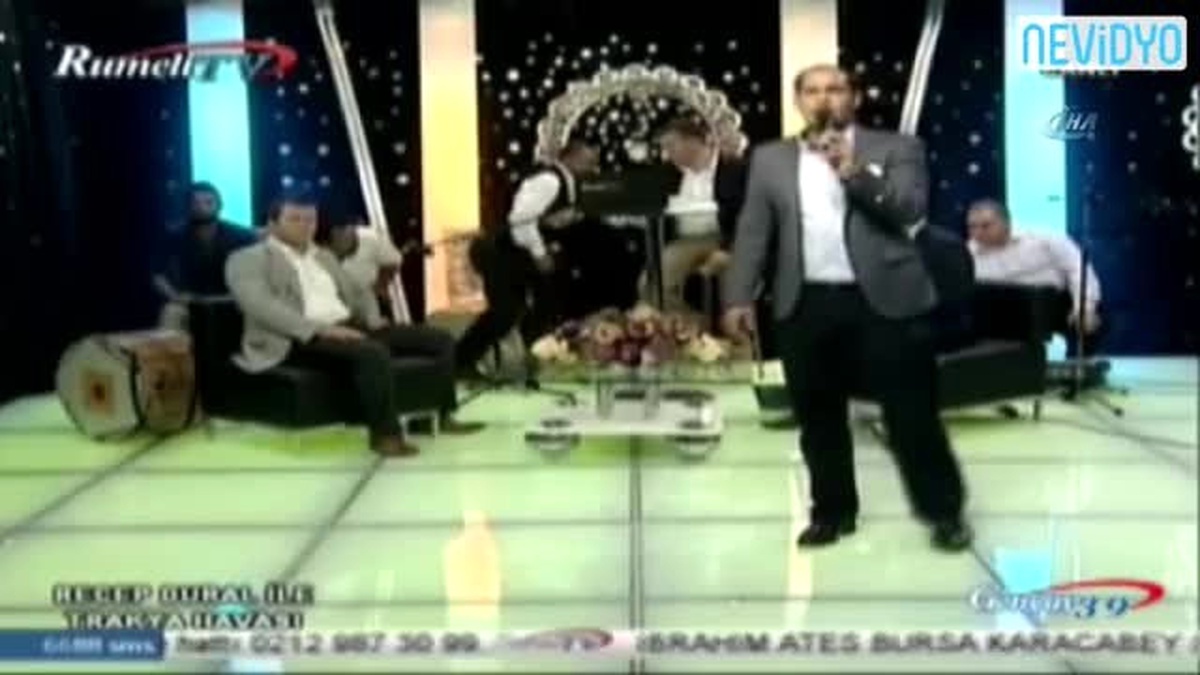 Canlı Yayında Müzisyenin Orgu Düştü, Yerde Çalmaya Devam Etti
