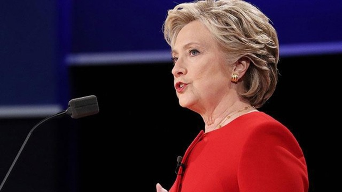 Clinton E-postalarıyla İlgili FBI\'a Yeni Soruşturma İzni