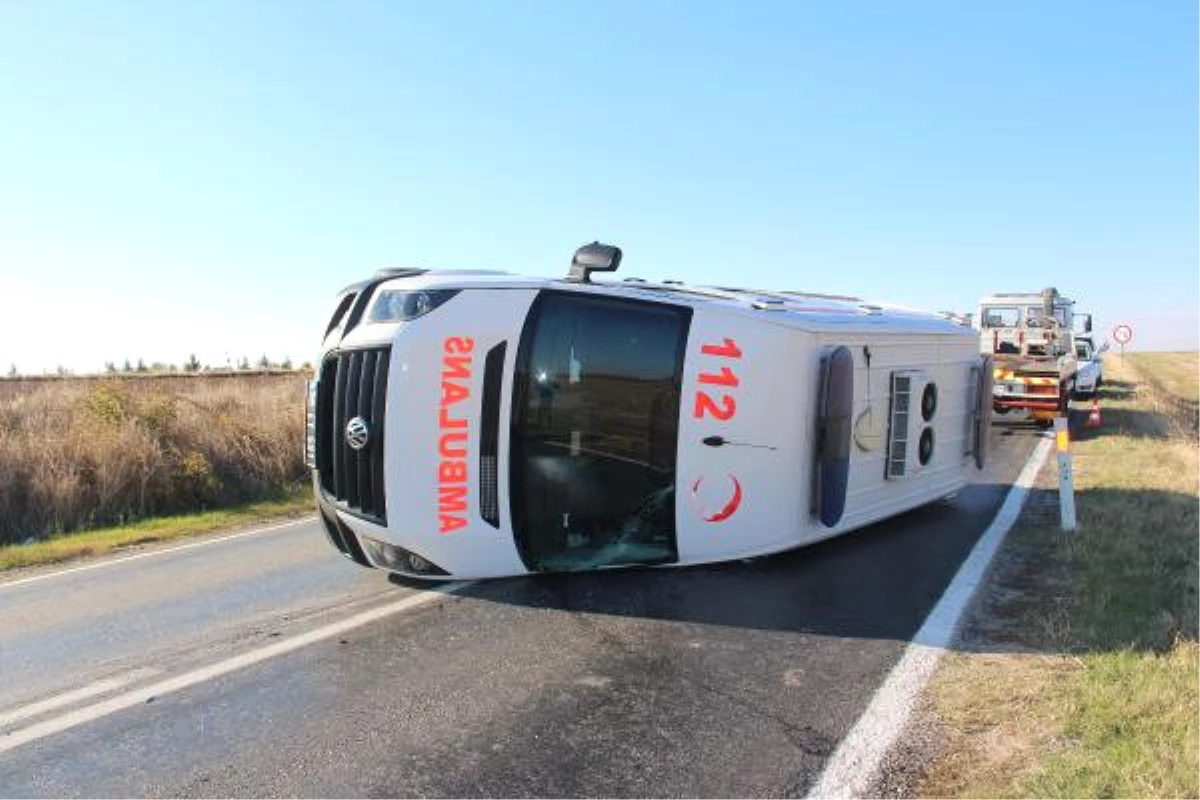 Edirne\'de Ambulans Devrildi, Sürücüsü Yaralandı