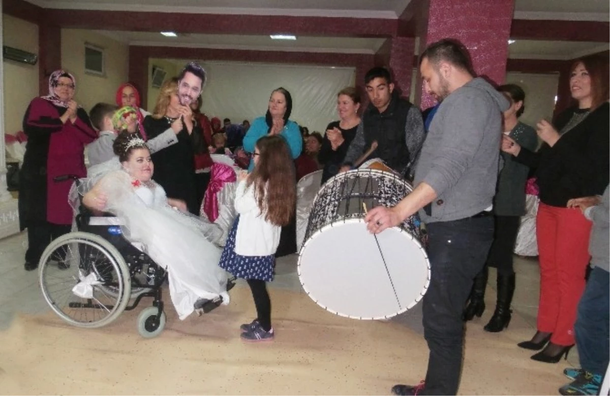 Engelli Genç Kız Damatsız Düğün ile Dünyaevine Girdi