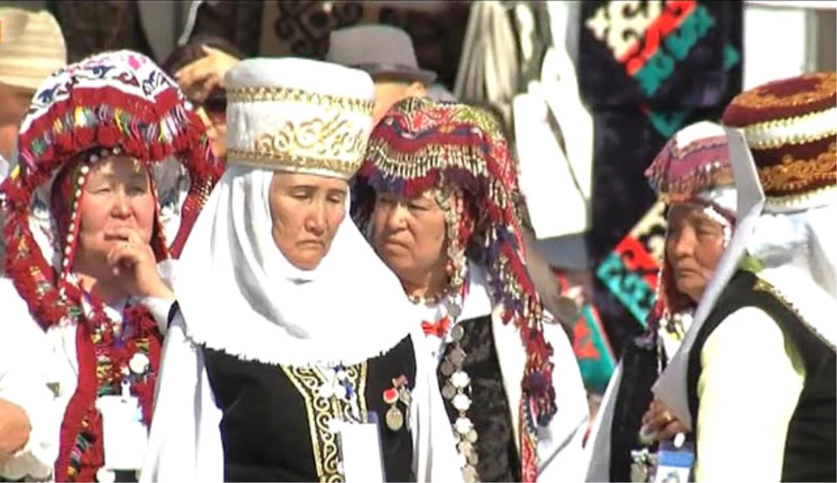 Kırgız Kadınların Geleneksel Başlıkları Sergilendi