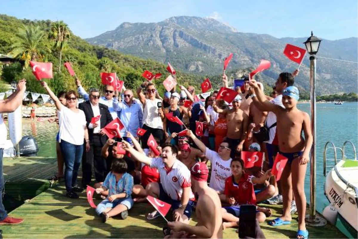 Özel Sporcular, Cumhuriyet Bayramı\'nı Sadettin Saran ve Hande Yener\'le Birlikte Kutladı