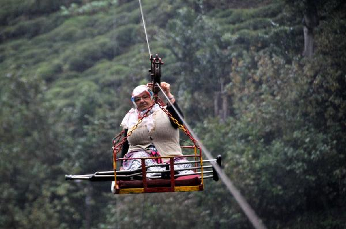 Rize\'de Kumaların Teleferikle Tehlikeli Yolculuğu