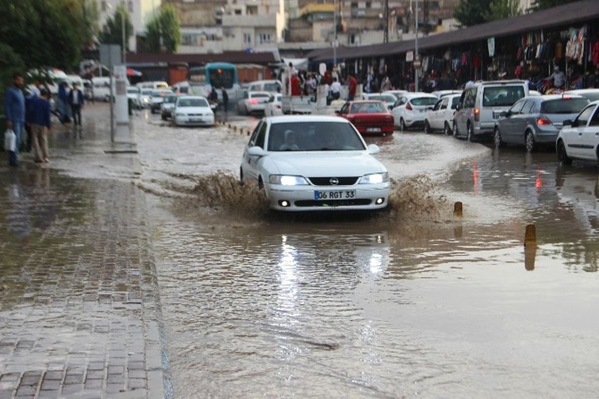 Şanlıurfa\'da 10 Dakikalık Yağmur Yolları Göle Çevirdi