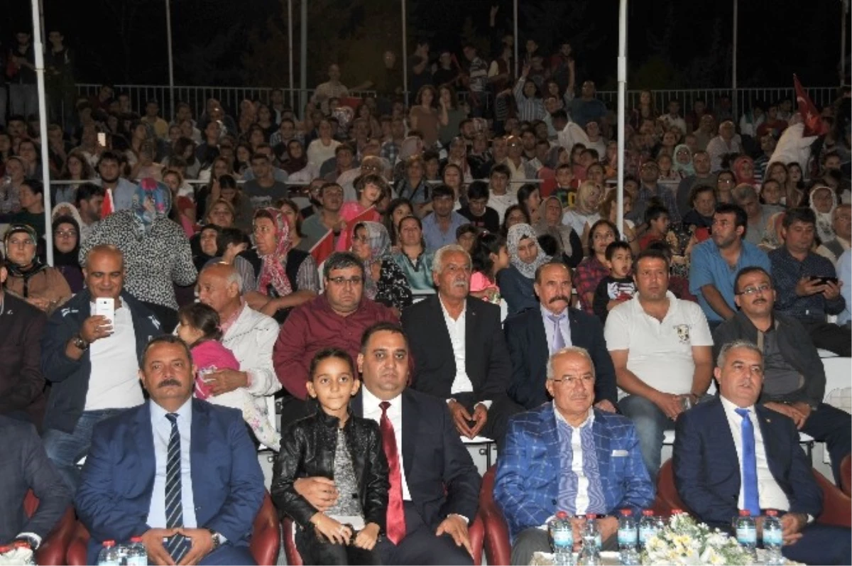 Tarsus\'ta "Demokrasi ve Cumhuriyet Konseri"