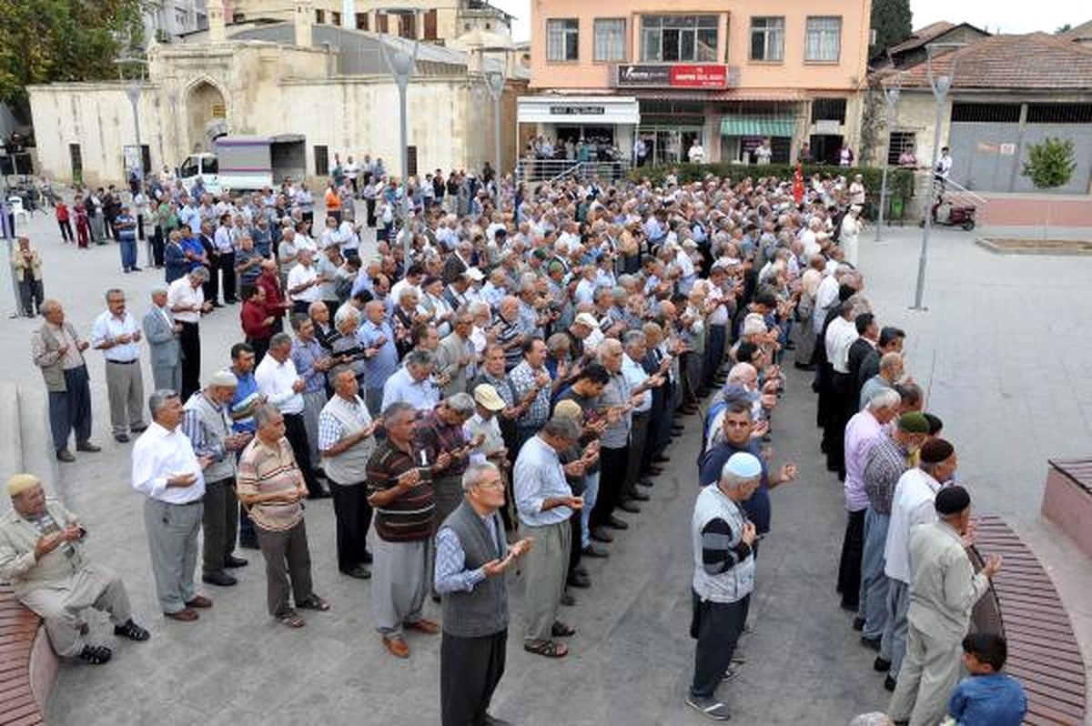 Tarsus\'ta Vatandaşlar Yağmur Duasına Çıktı