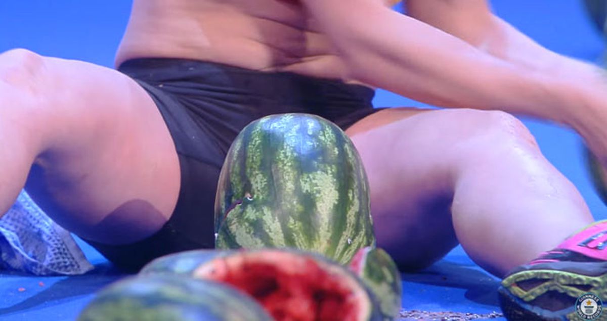 Ukraynalı Kadın Bacak Arasında Karpuz Patlatma Rekoru Kırdı