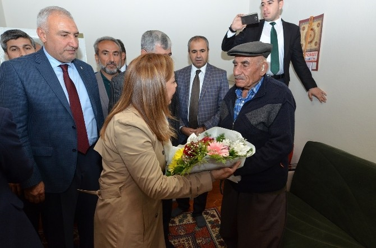 Yeşilyurt Belediyesi \'Baştacı\' Projesiyle Evde Yaşlı Bakım Hizmeti Veriyor