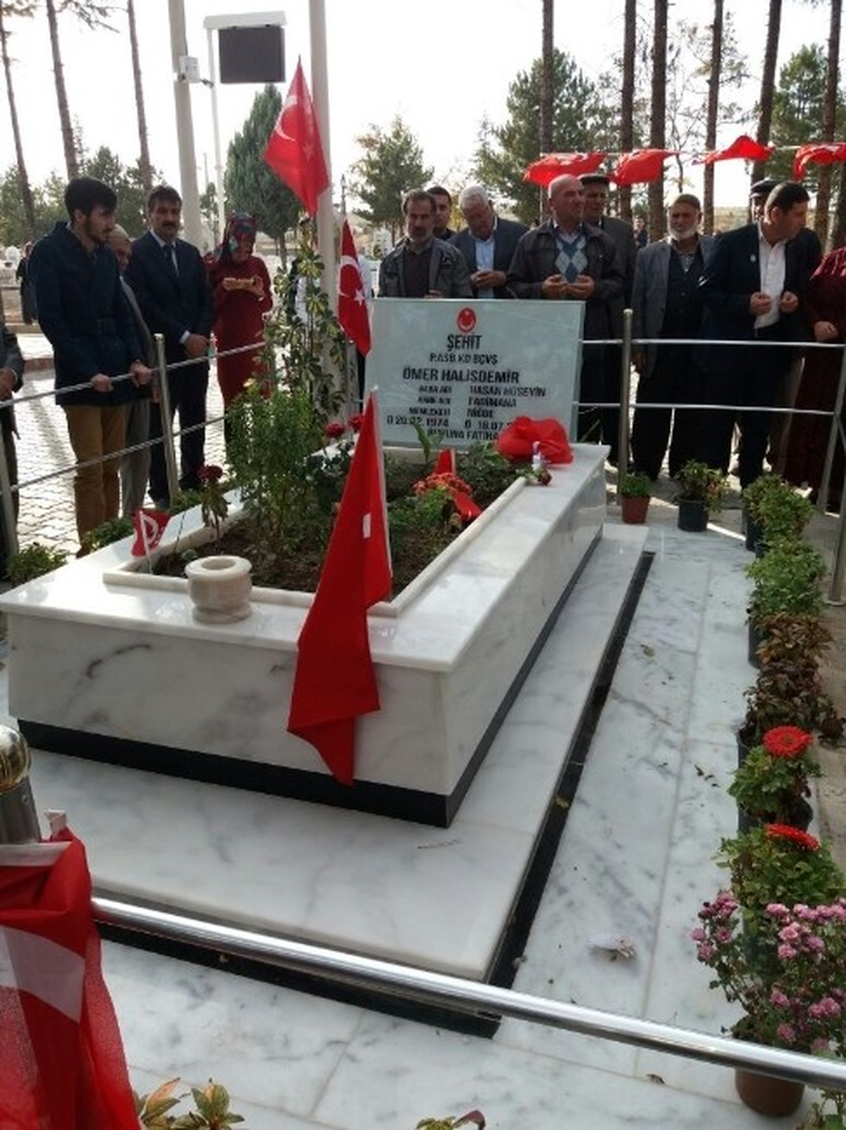 Yozgat Şehit Aileleri Derneği Ömer Halisdemir\'in Mezarını Ziyaret Etti