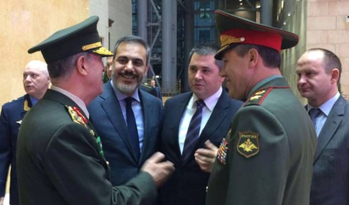 Akar\'ın Rusya Ziyaretinde Sürpriz İsim
