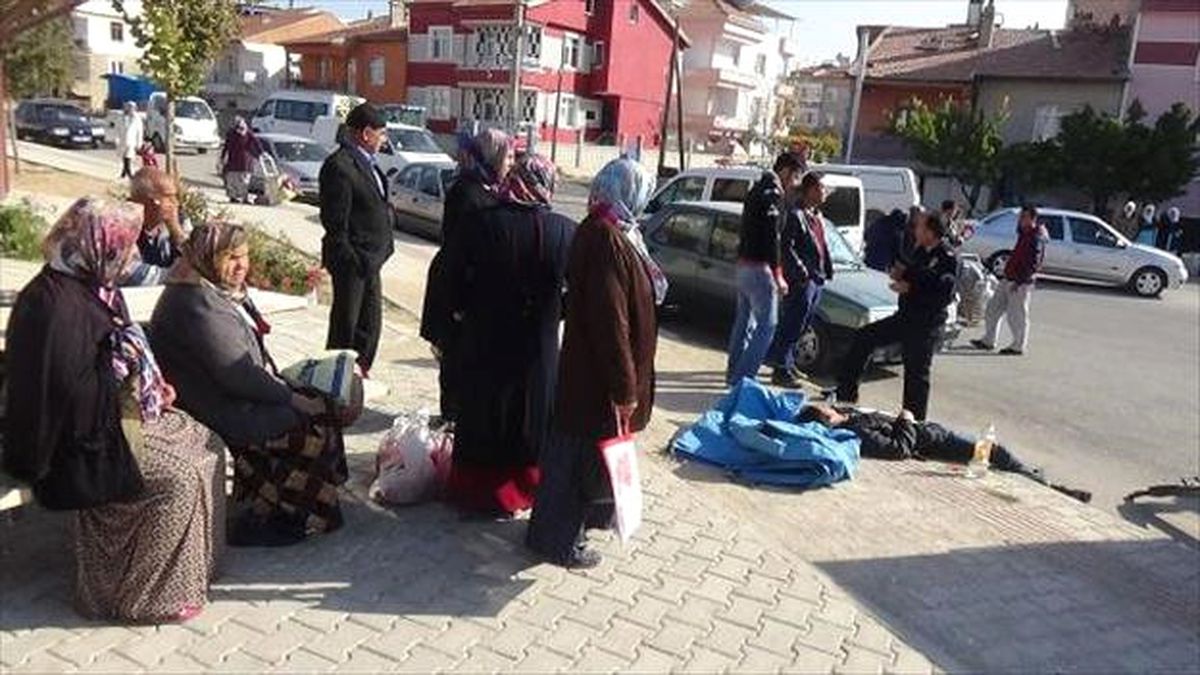 Banka Oturup, Yerde Yatan Yaralıyı İzlediler