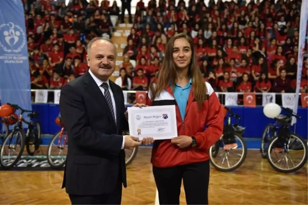 Başarılı Sporcular Ödüllerini Vali Çakacak\'ın Elinden Aldı