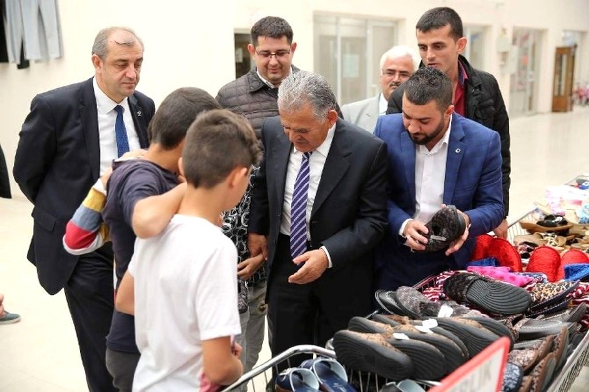 Başkan Büyükkılıç İldem\'de Esnafları Ziyaret Ederek Vatandaşlarla Sohbet Etti
