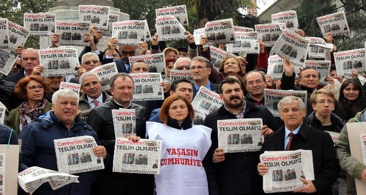 Bursa\'da CHP\'liler Cumhuriyet Gazetesi Dağıttı
