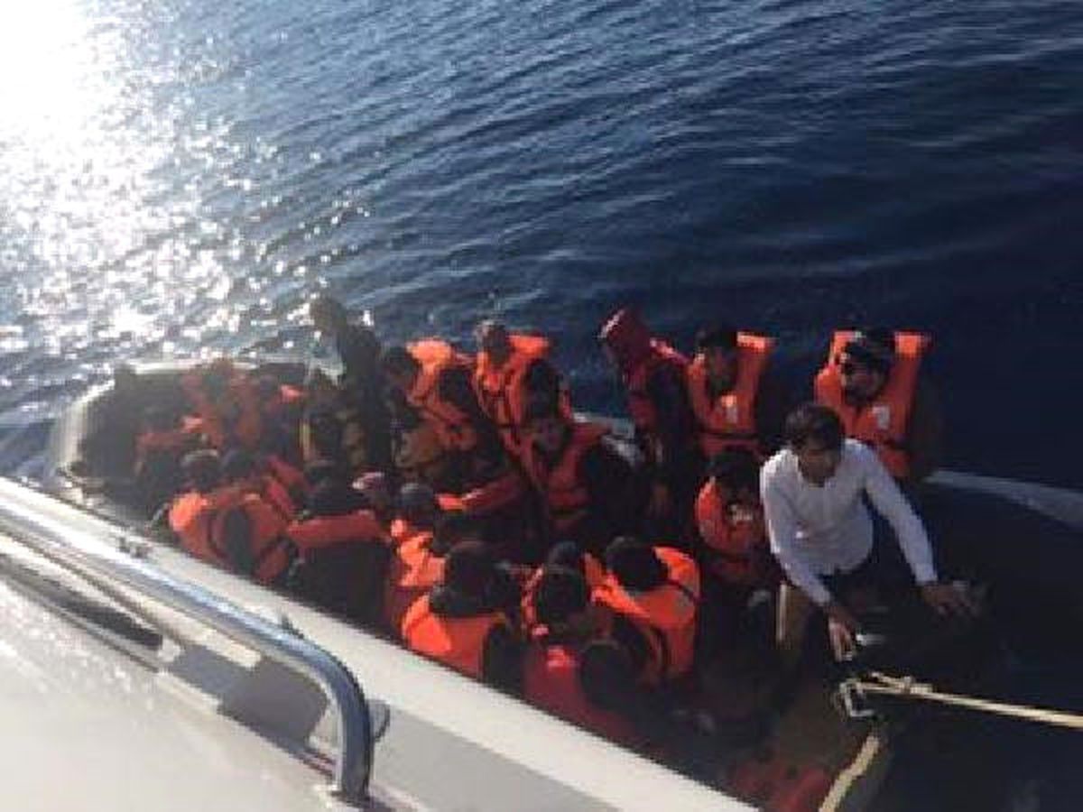 Çeşme\'de Lastik Botta 33 Mülteci Yakalandı
