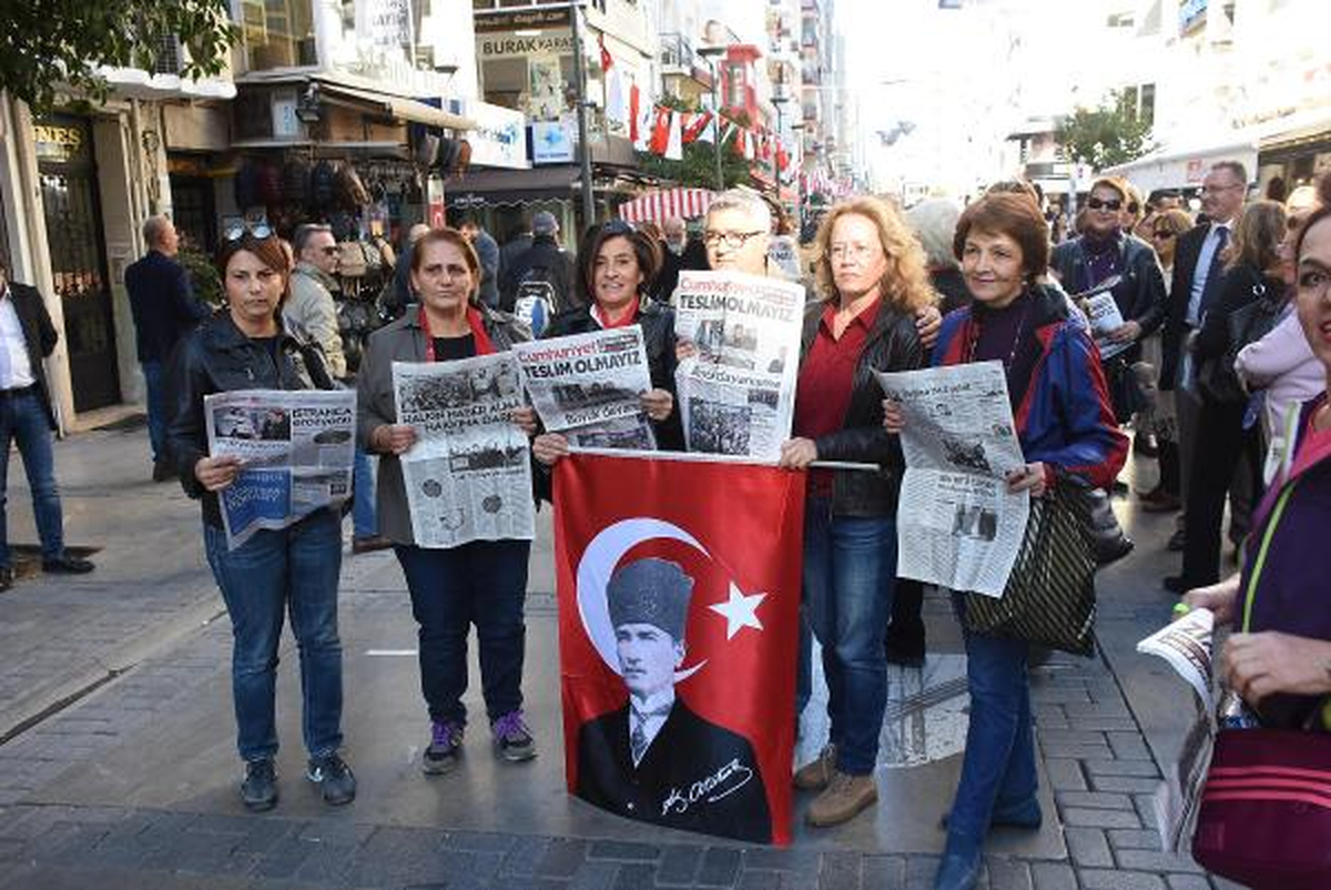 CHP\'li Kadınlardan, Cumhuriyet Gazetesi İçin Sessiz Protesto